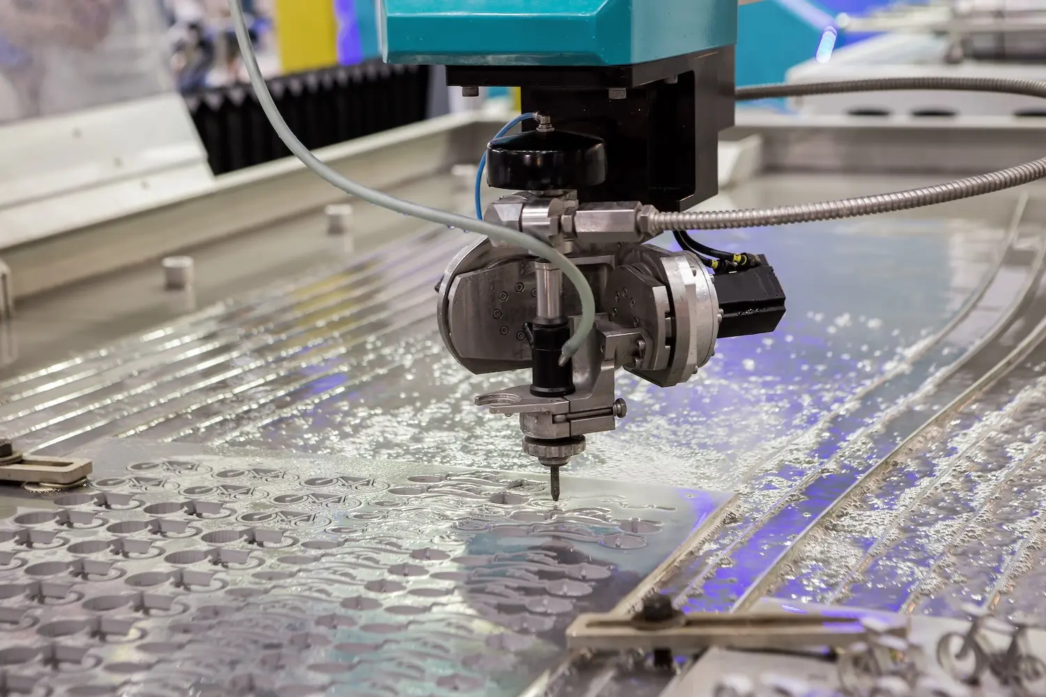Sheet Metal Cutting Methods Compared: Flame, Plasma, Waterjet, Laser & Guillotine Shearing